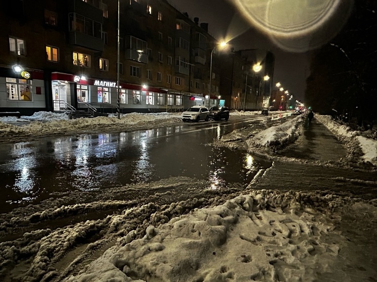 Неубранный снег начал таять и затопил центр Петрозаводска