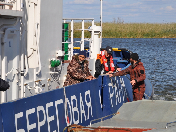 «Лодку унесло в море»: в Астраханской области в море  спасли двух рыбаков