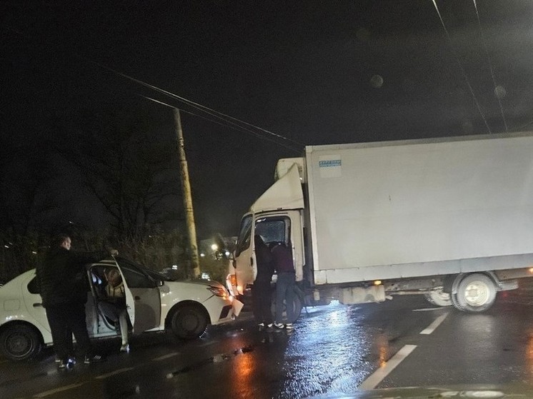 В Курске лобовое столкновение фуры и легкового автомобиля создало пробку
