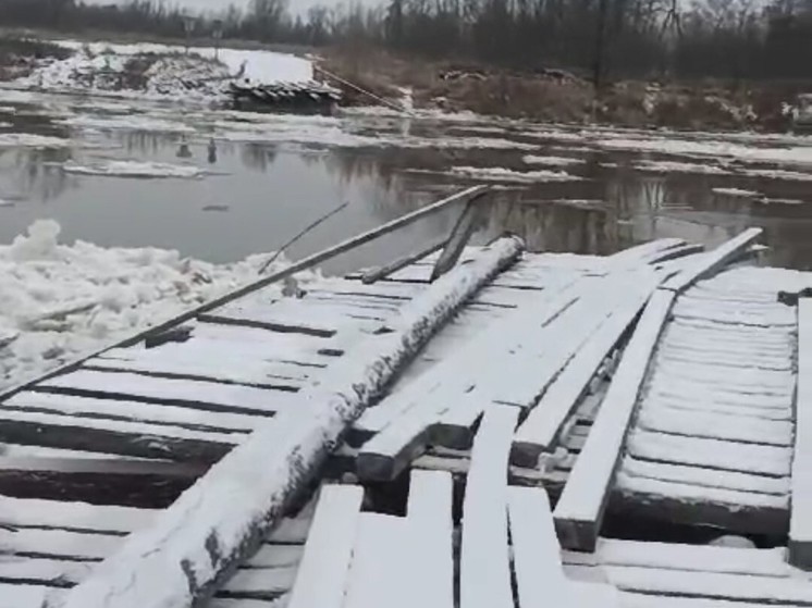 Деревянный мост разрушен из-за подъема воды в реке в Томской области