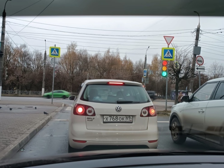 В Твери светофор работает в режиме «Все включено»