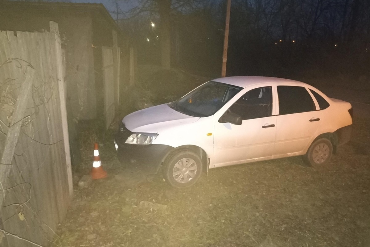 Во Мценске автоледи сбила пенсионерку и врезалась в ворота дома - МК Орел