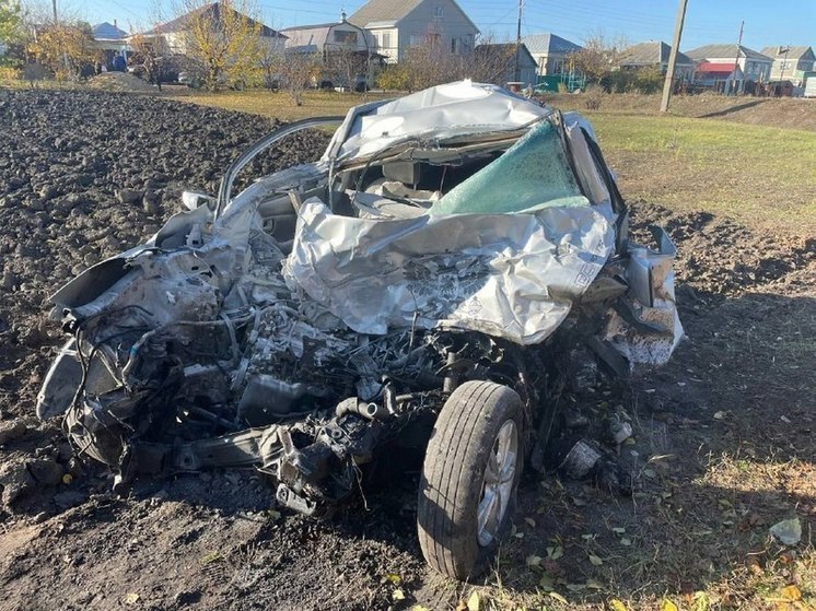 Под Воронежем водитель КамАЗа выехал на встречную полосу и врезался в легковушку