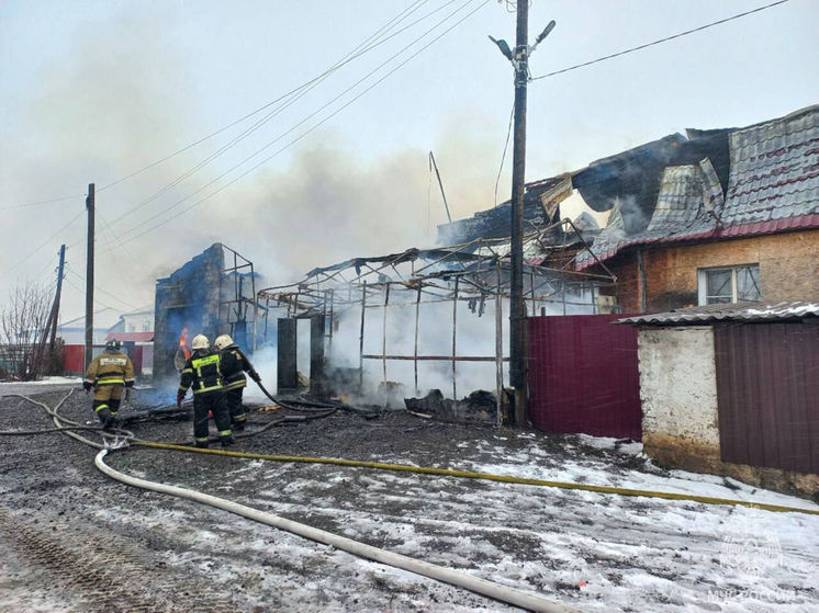 Соцсети: пансионат для пожилых людей загорелся в кузбасском поселке