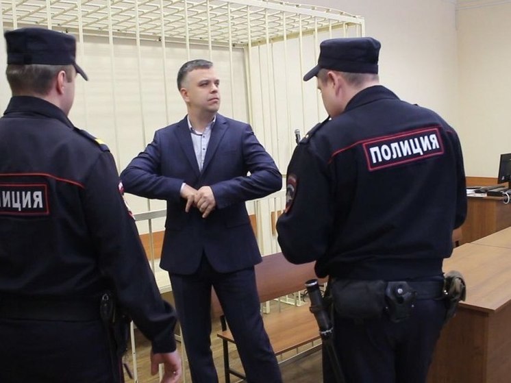Экс-начальника омского отдела полиции Антона Козлова отправили на три года в колонию за превышение полномочий
