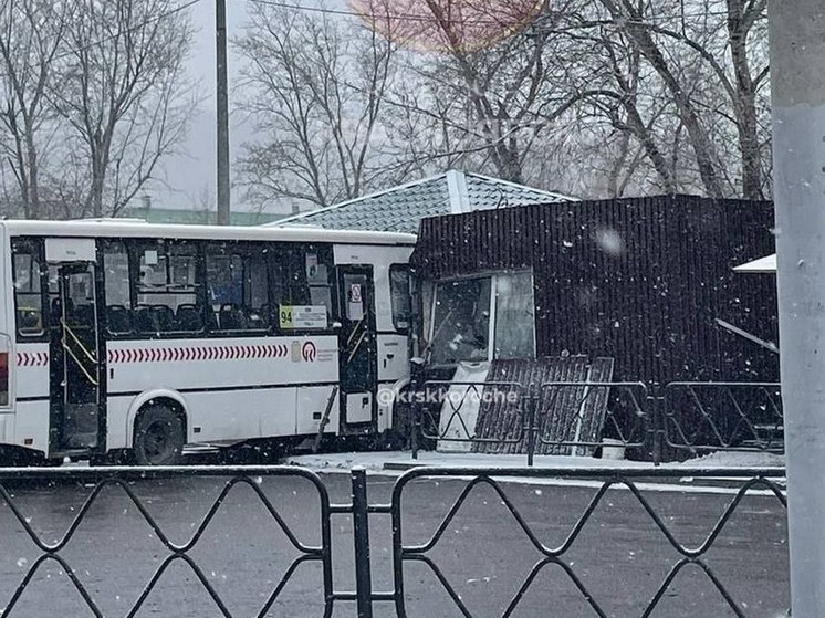Автобус въехал в павильоны в микрорайоне Пашенный в Красноярске