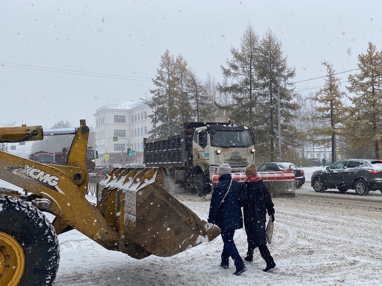 В Архангельске дорожники борются с последствиями снегопада