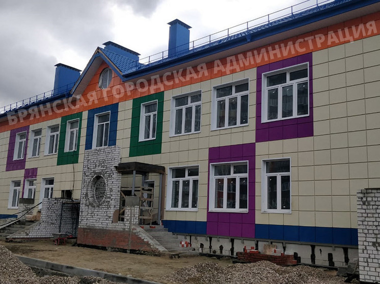 Строители занимаются отделкой детсада на Флотской в Брянске