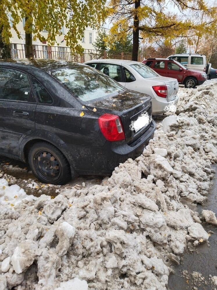 Уборщики завалили снегом припаркованные машины в Петрозаводске