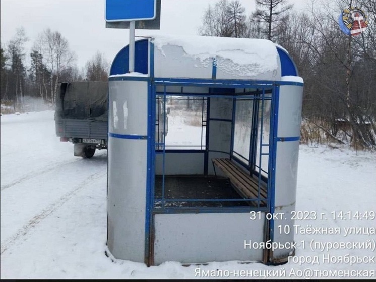 В Ноябрьске неизвестные выдрали и утащили стекло из остановки
