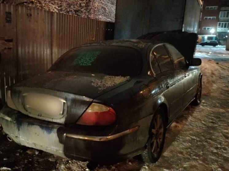 Полицейские поймали челябинца, спалившего автомобиль «Ягуар»