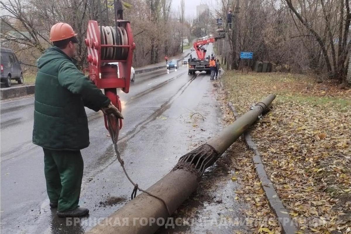 В Советском районе Брянска убирают аварийные электроопоры - МК Брянск