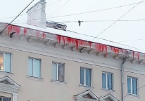 В Петрозаводске сразу после порицаемого в России западного праздника Хэллоуин на жилом доме выросли большие сосульки кроваво-красного цвета
