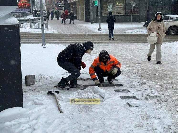 В Новосибирске у Первомайского сквера укладывали плитку во время снегопада
