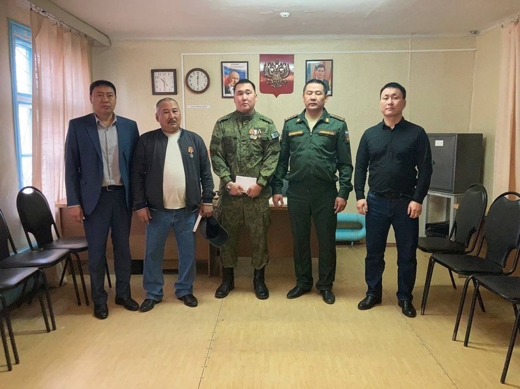 В райцентре Калмыкии вручили награды участникам СВО
