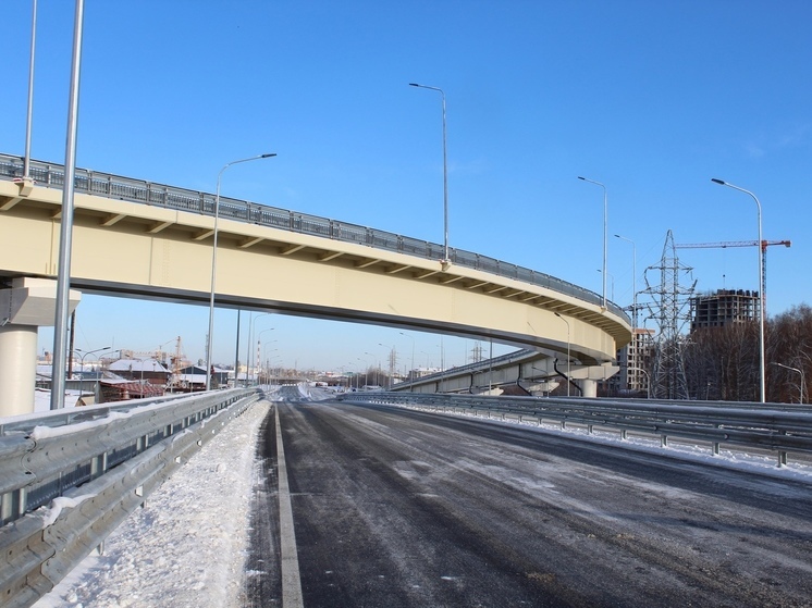 Движение по трехуровневой развязке в Тюмени открыто