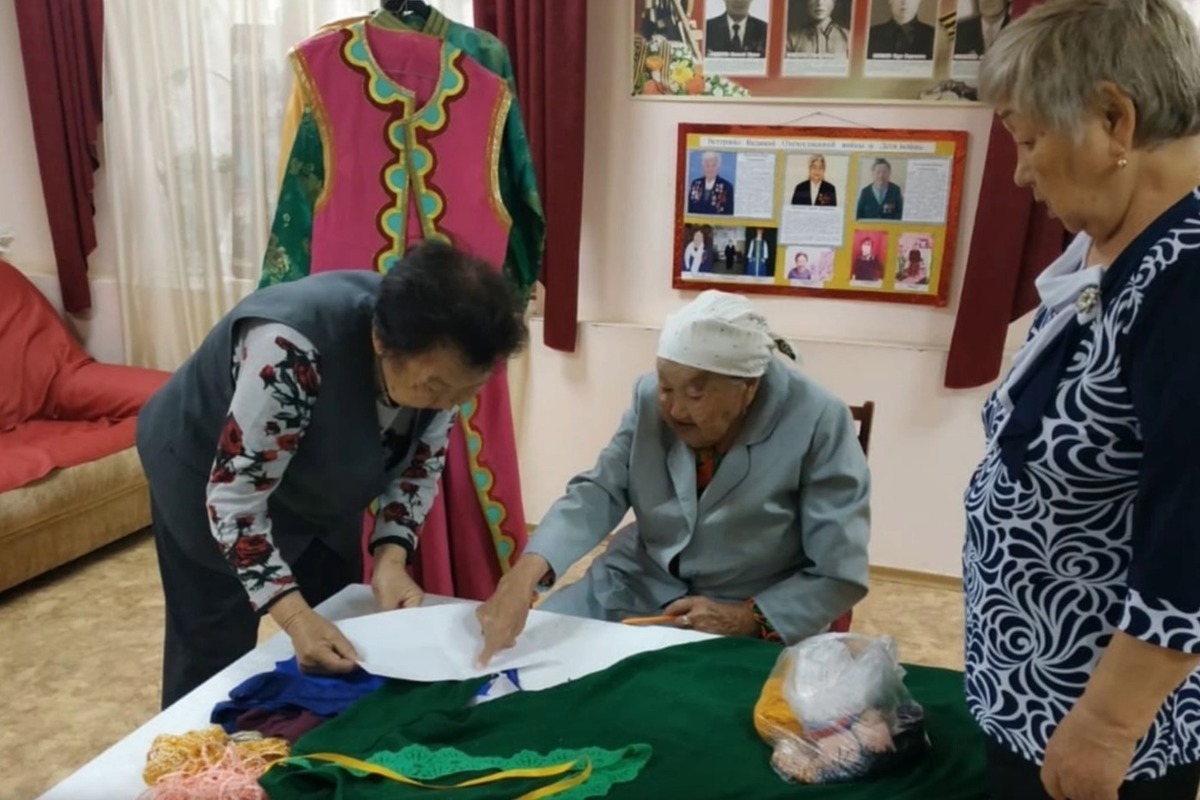 В Калмыкии для пенсионеров провели мастер-класс по калмыцкой вышивке