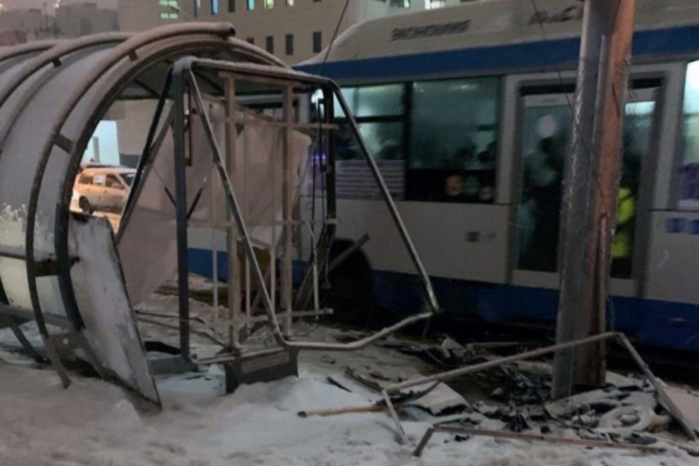 В Новосибирске автомобиль снес остановку на Октябрьской магистрали - МК Новосибирск