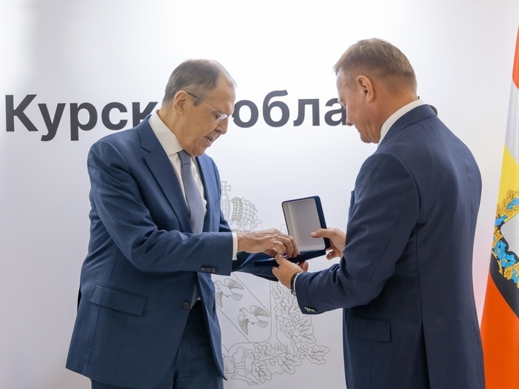 Старовойт вручил Лаврову медаль «80 лет победы в Курской битве»