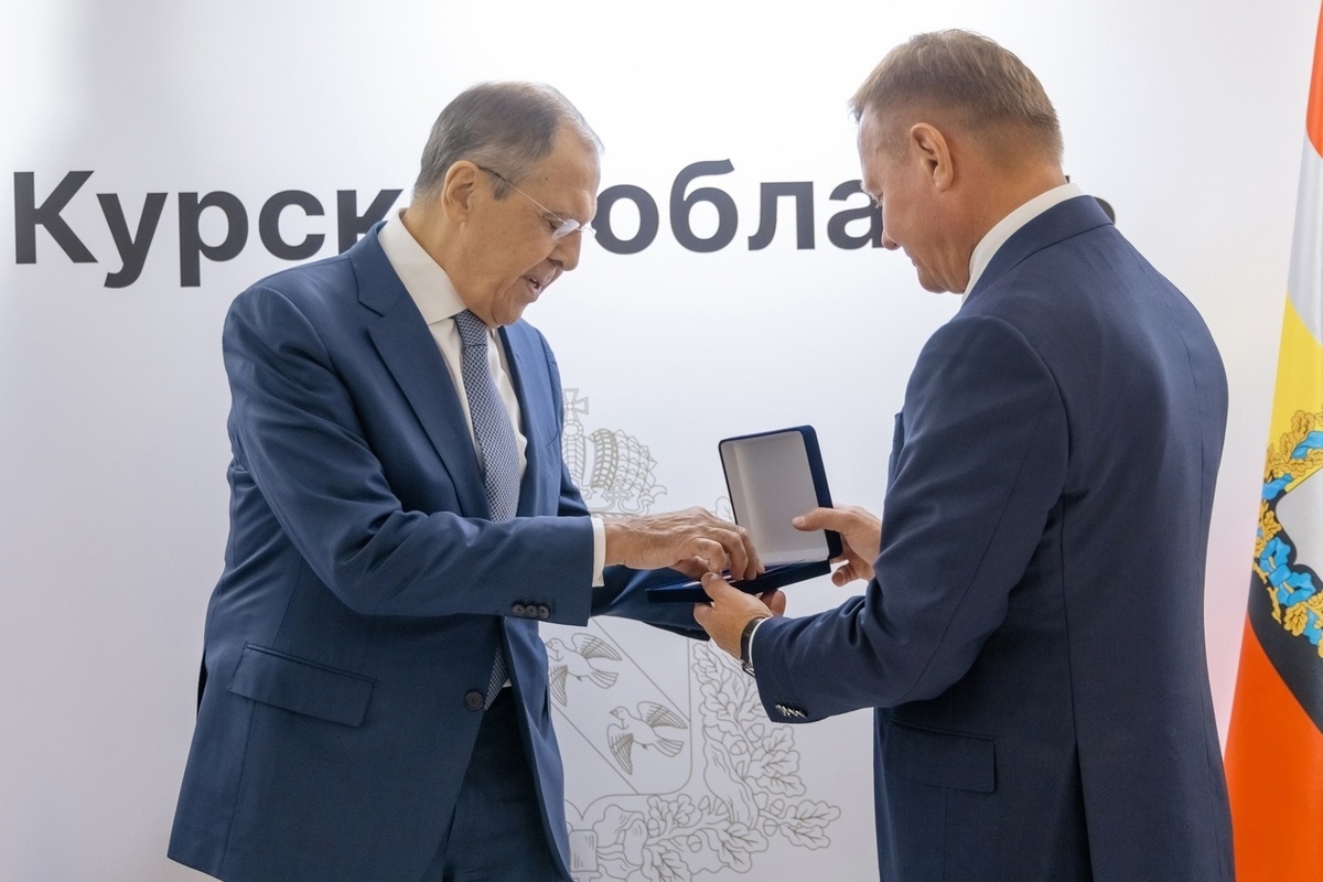 Старовойт вручил Лаврову медаль «80 лет победы в Курской битве»