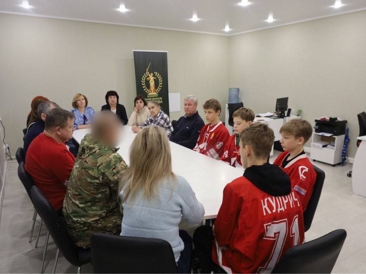 Молодежь Серпухова встретилась с бойцом СВО