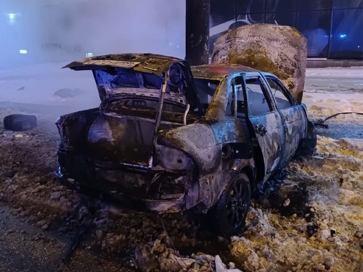 «Лада Приора» в Екатеринбурге вырезалась в столб и сгорела