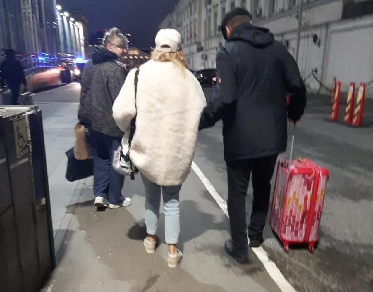 Опубликованы фото возвращения Аллы Пугачевой в Россию: шуба и кроссовки