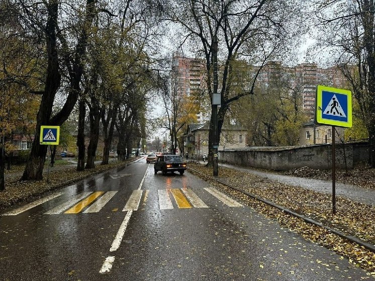 На переходе в Воронеже автомобиль сбил 16-летних девочек