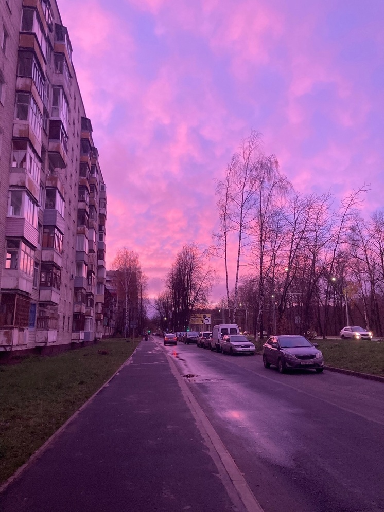 Все оттенки "теплого": ярославцы делятся в соцсетях необычным закатом