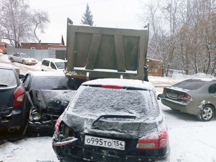 В мэрии Новосибирска объяснили причину массового ДТП с 15 автомобилями
