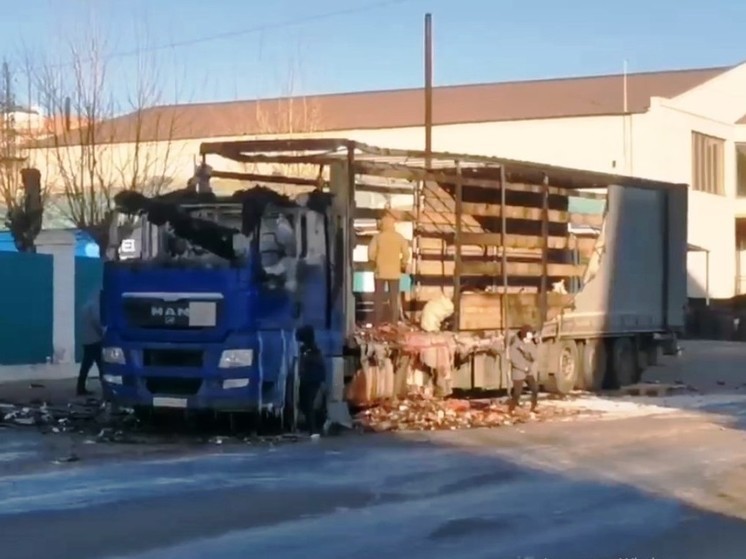 Фура с газовыми баллончиками сгорела на улице в Чите