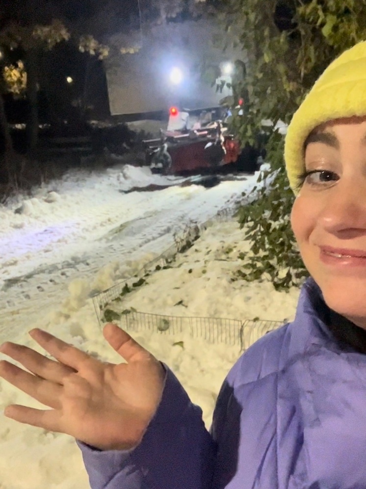 Жители окраины Петрозаводска за свои деньги наняли трактор для очистки дороги