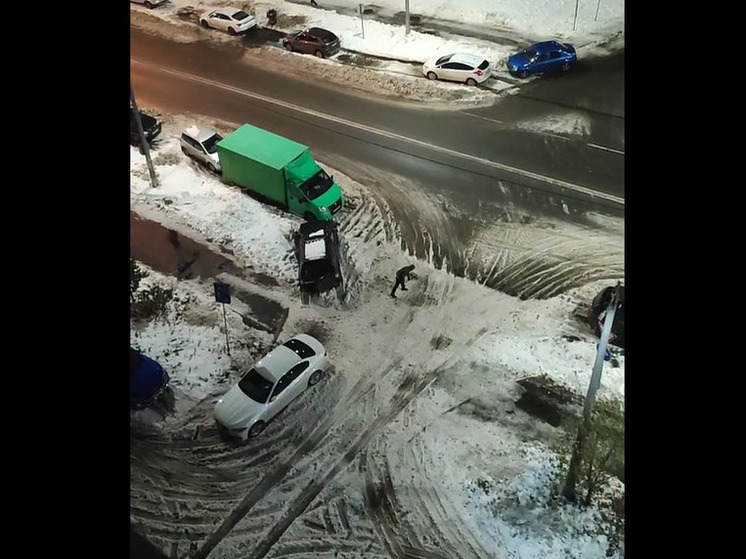 Житель Петрозаводска в одиночку очистил от снега дорогу на Перевалке