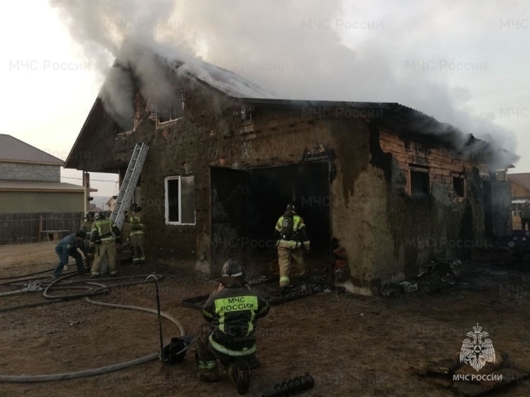 Двухэтажный дом с гаражом загорелся в селе под Читой
