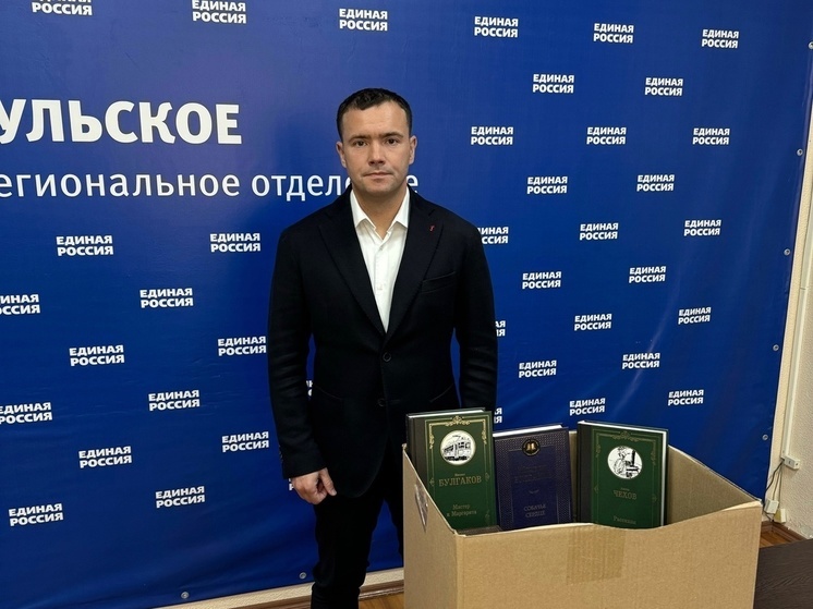 Евгений Смолянинов передал литературу для школ Мариуполя