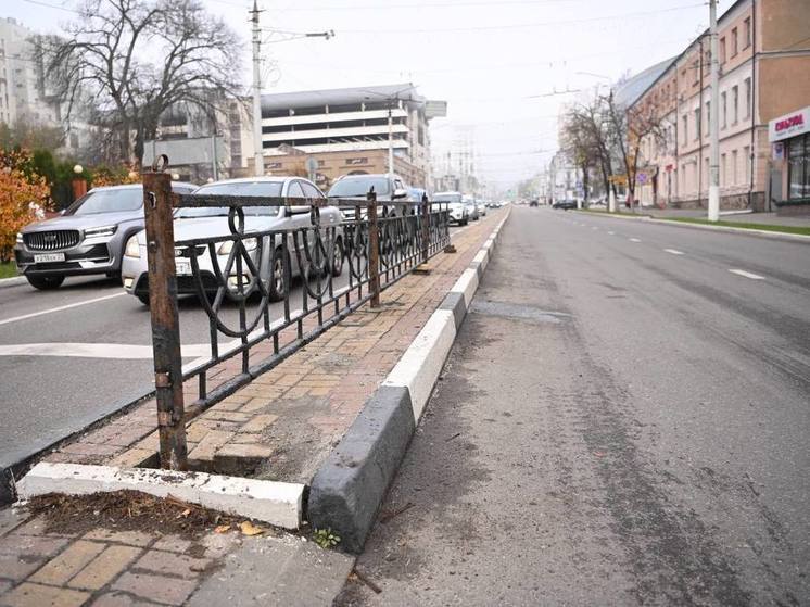 На улице Попова в Белгороде временно монтируют старое ограждение