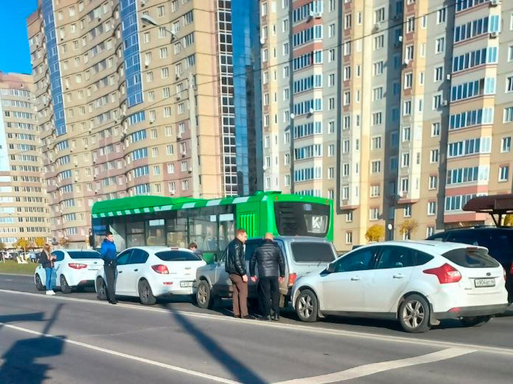 На проспекте Дериглазова в Курске произошло массовое ДТП