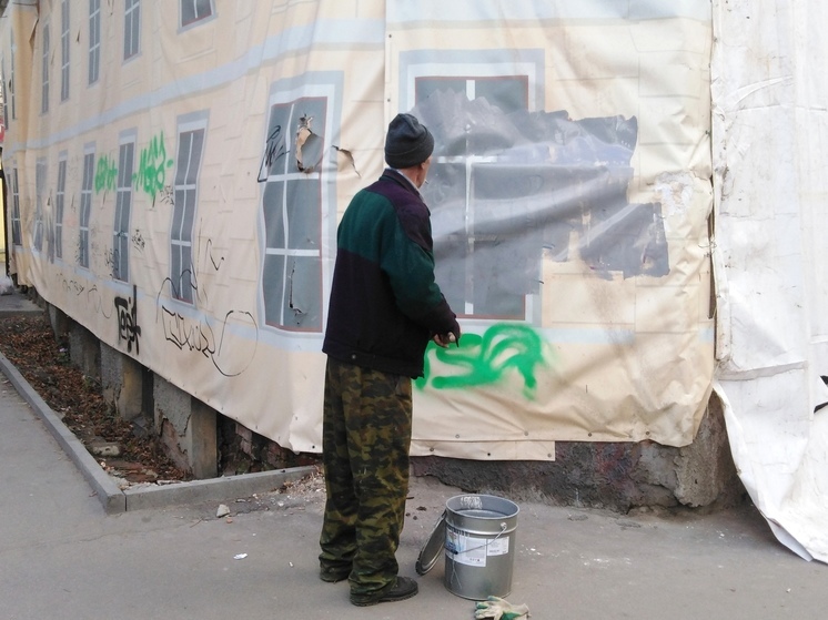 В Саратове закрашивают иностранные надписи