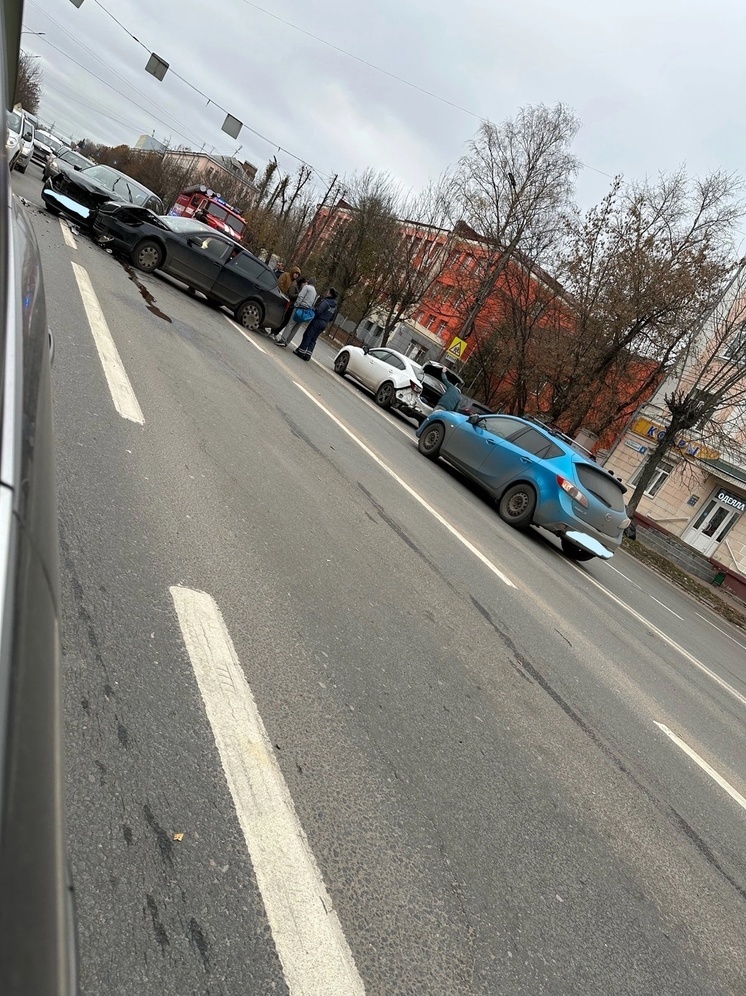 На проспекте Калинина в Твери произошло массовое ДТП