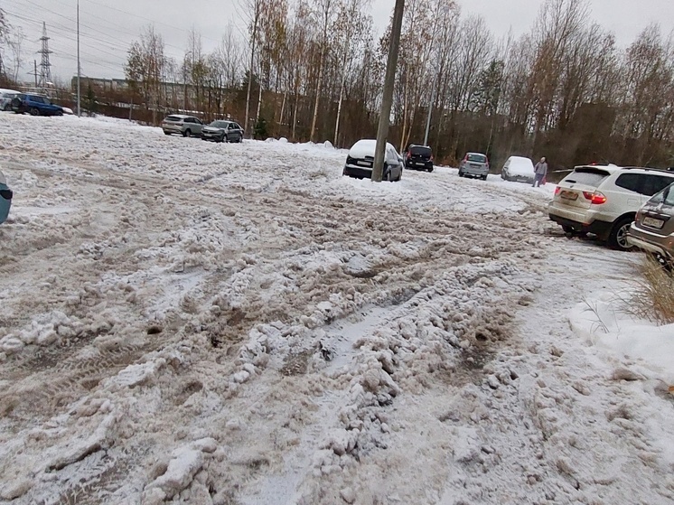 Парковка у Детской республиканской больницы в Петрозаводске покрылась льдом