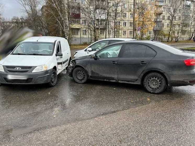 На севере Тамбова столкнулись сразу три автомобиля
