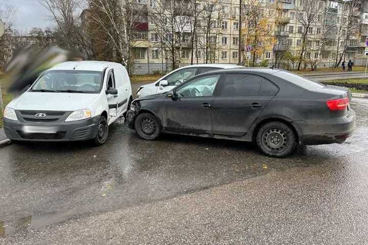 На севере Тамбова столкнулись сразу три автомобиля