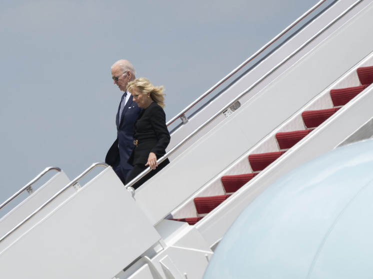 Самолет Байдена столкнулся с проблемами при приземлении