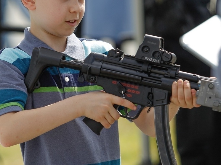 В США ребенок ранил себя из найденного в детсаду пистолета