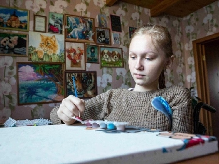 В Новосибирской области собирают 665 тысяч рублей на операцию 17-летней Нины Хомяковой с СМА