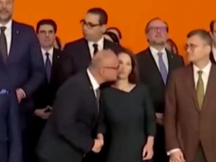 Bild: Глава МИД Хорватии неловко попытался поцеловать коллегу Бербок