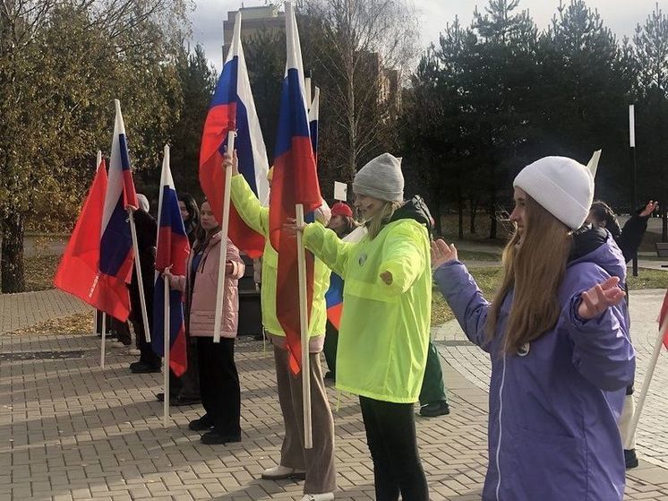 Накануне Дня народного единства костромские школьники провели в Парке Победы флешмоб