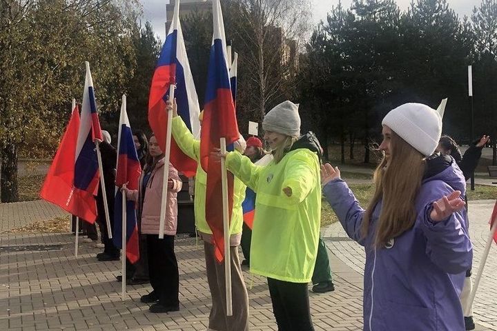 Накануне Дня народного единства костромские школьники провели в Парке Победы флешмоб