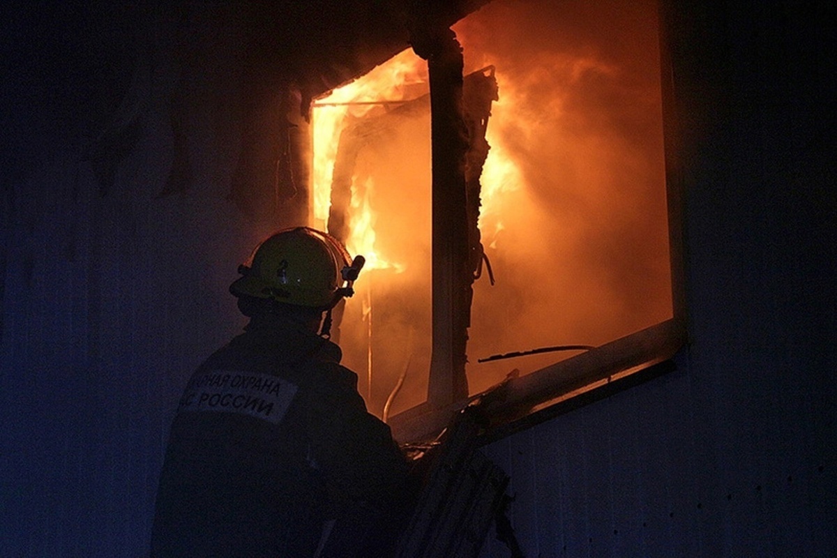 В Костромской области ночной пожар уничтожил двухквартирный дом