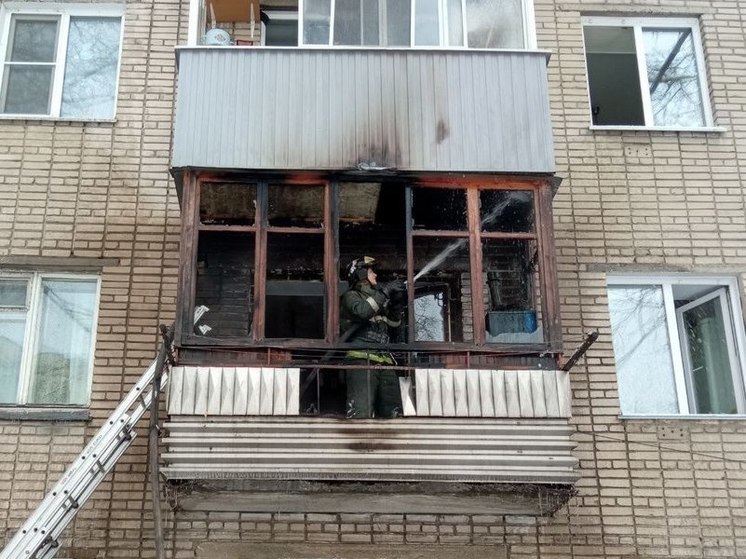 В Барнауле потушили пожар на балконе квартиры